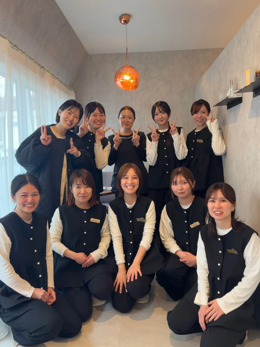 店内で並んで笑顔を見せるnala.のスタッフ