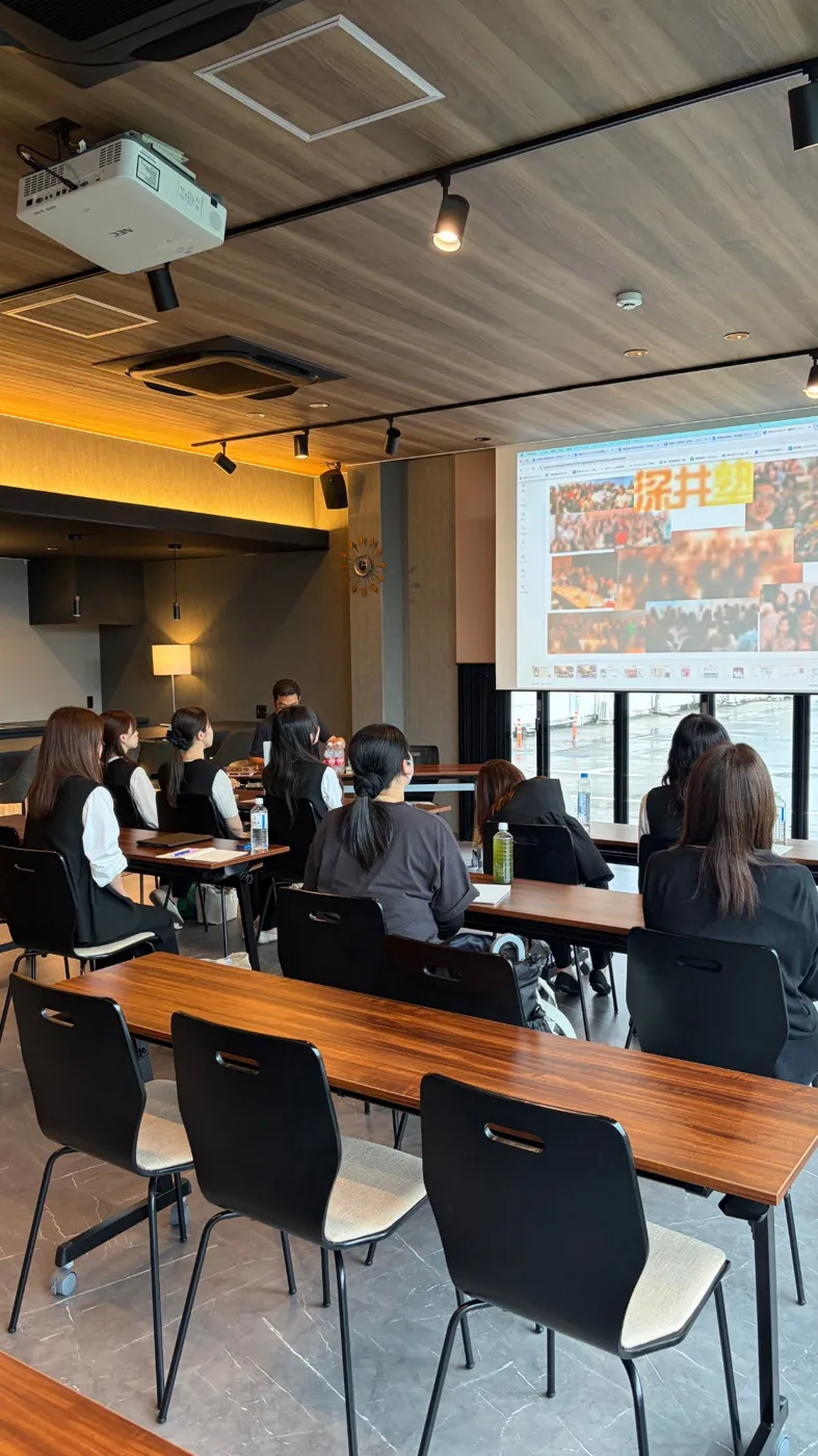 スクリーンを使った勉強会に参加するスタッフ